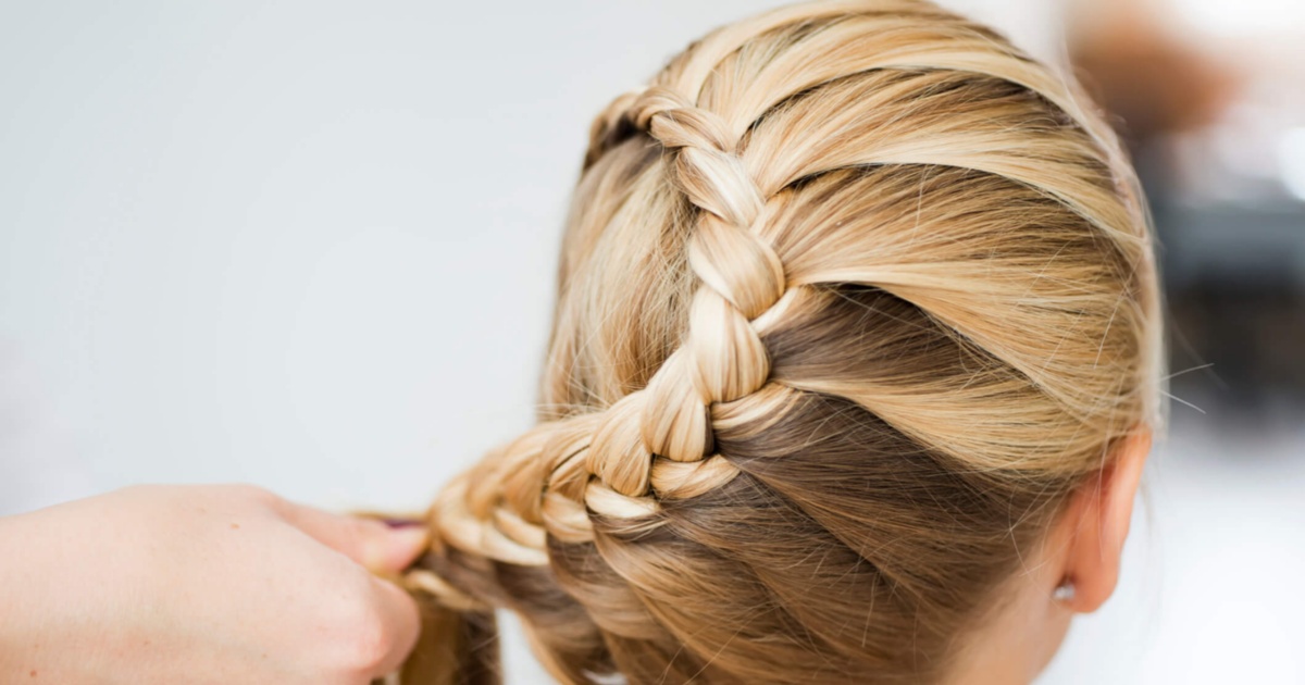 Coafuri usor de facut cu impletituri laterale care iti vor oferi un aspect romantic